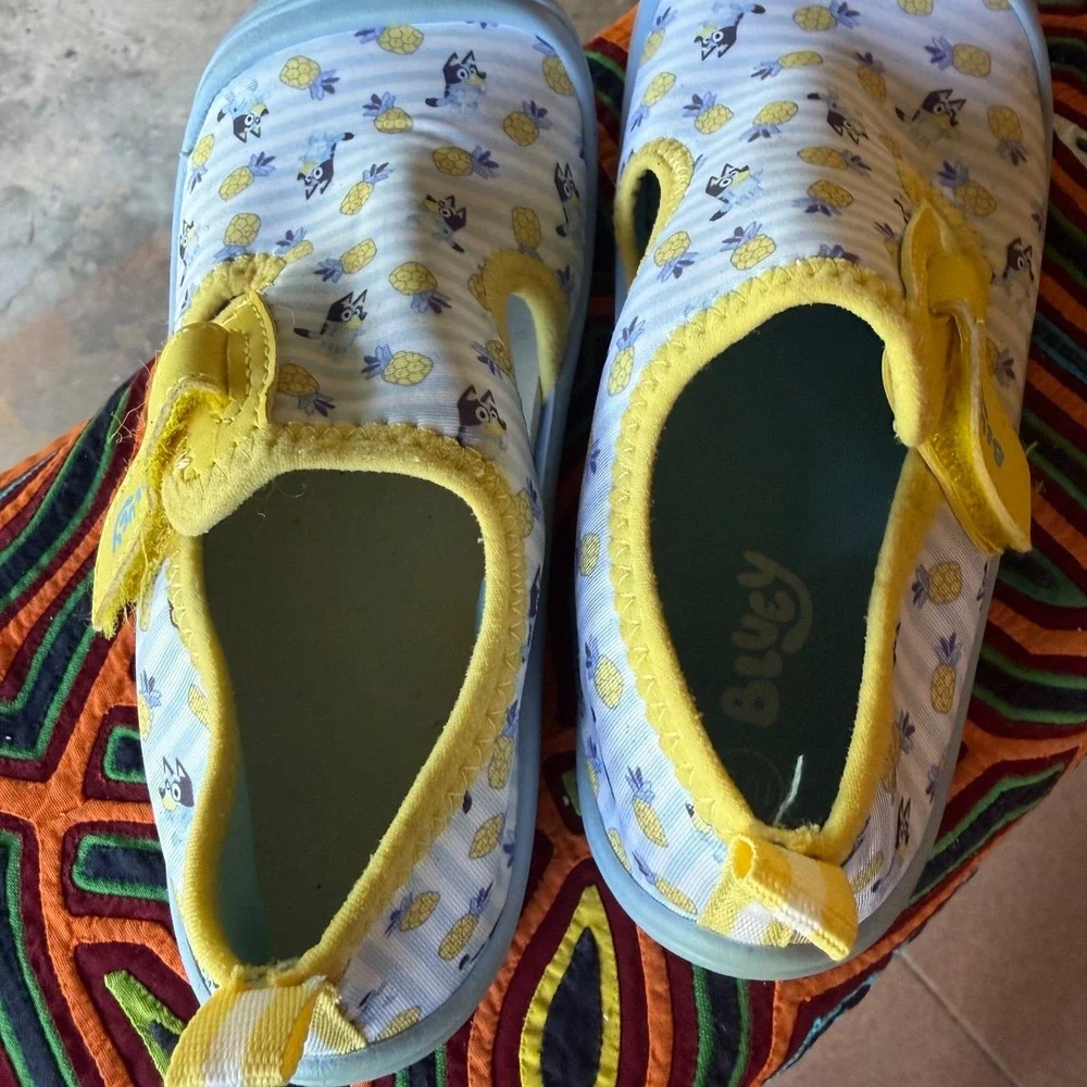 Bluey‎ Ground Up Water Shoes Girls Size 11/12 Blue Yellow Striped Pineapple